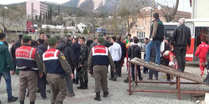 Kendisine Küfür Eden 2 Taraftara Saldırdı