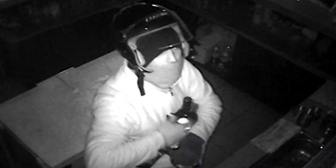 Kasklı Hırsız 15 Bin Liralık İçki Çaldı