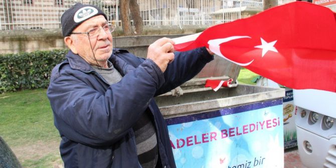 Çöpte Bulduğu Bayrakları Esnafa Dağıtacak