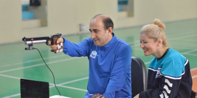 Edebali Göz Bandı Takarak Futbol Oynadı, Atış Yaptı