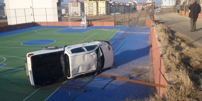 Kamyonet Basket Sahasına Uçtu