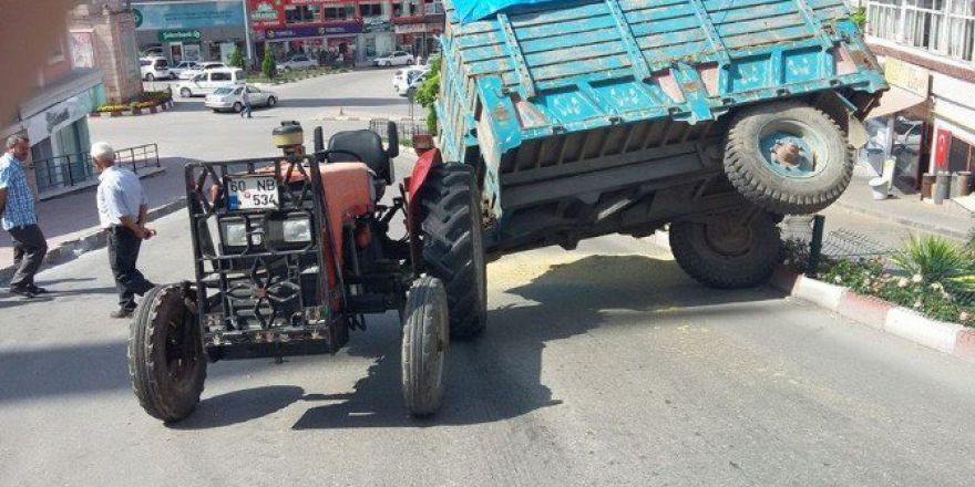 Niksar’da Saman Yüklü Traktör Devrildi