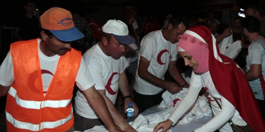 Nevşehir Belediyesi Vatandaşlara Ayyıldızlı Tişört Dağıttı