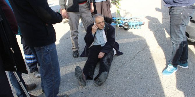 Yaralı Adam Telefonlara Bakmaktan Acısını Unuttu