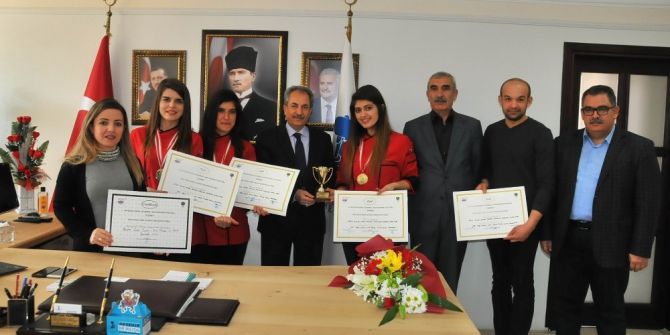 Başkan Akkaya, Uluslararası Yarışmada Altın Kazanan Öğrencileri Altınla Ödüllendirdi