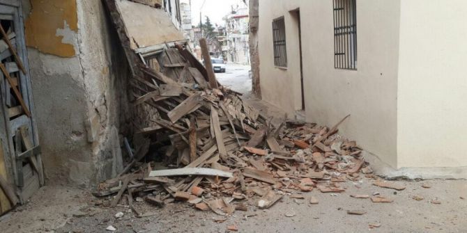 Milas’ta Eski Ev Çöktü