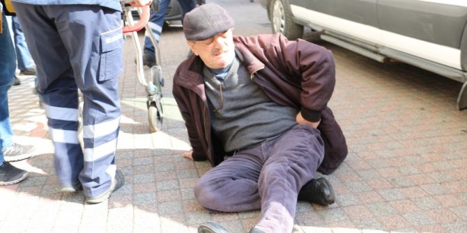 Direksiyon Başında Rahatsızlanınca Kaza Yaptı: 1 Yaralı