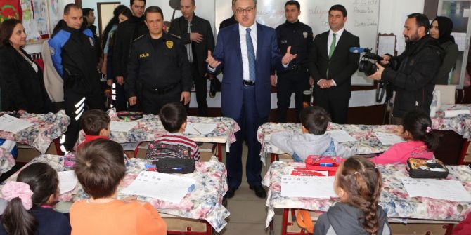 Şırnak Emniyeti, Öğrencilere Top Ve Satranç Takımı Dağıttı