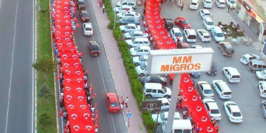 150 Metrelik Türk Bayrağı İle Demokrasi Yürüyüşü Yapıldı