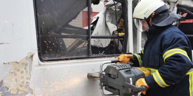 Bozüyük Belediyesi İtfaiye Ekibinden Hurda Araç Tatbikatı