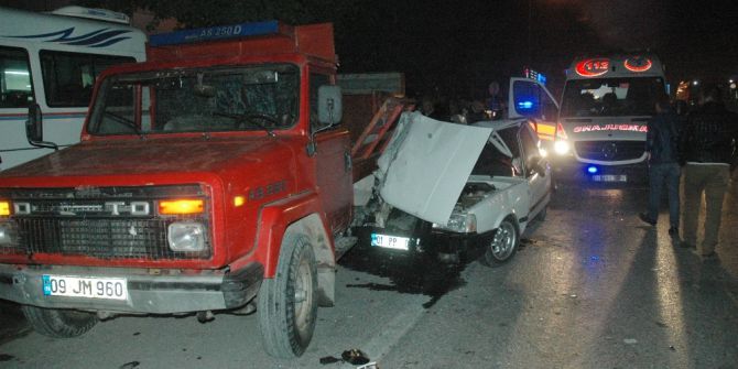 Otomobil Park Halindeki Kamyonete Çarptı: 3 Yaralı