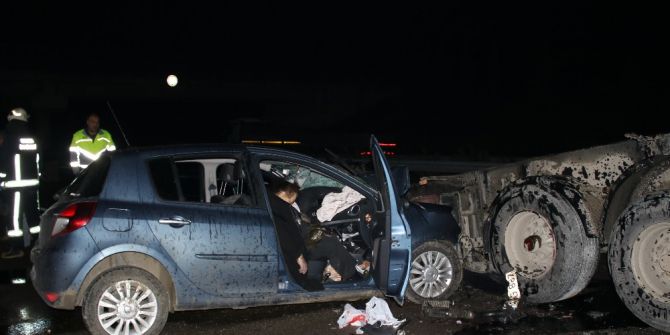 Tır Faciaya Sebep Oldu, 2 Ölü
