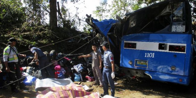 Filipinler’de Freni Patlayan Bir Öğrenci Gezi Otobüsü Elektrik Direğine Çarptı 15 Kişi Öldü