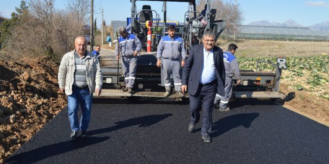 Serik’te Grup Yolları Sıcak Asfaltla Kaplanıyor