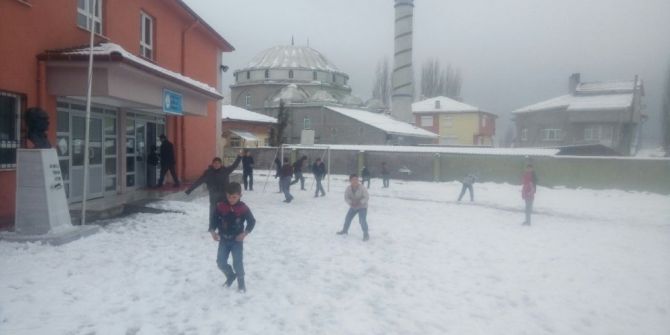 Karbasan Köyüne Cemreyle Birlikte Kar Düştü