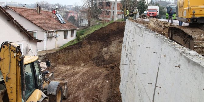 Başiskele’de Duvar Çalışmaları Sürüyor