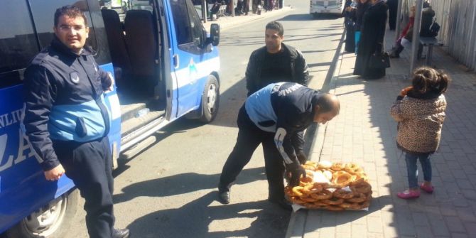 Suriyeli Çocuk Zabıtanın El Koyduğu Simitlerinin Arkasından Dakikalarca Baktı