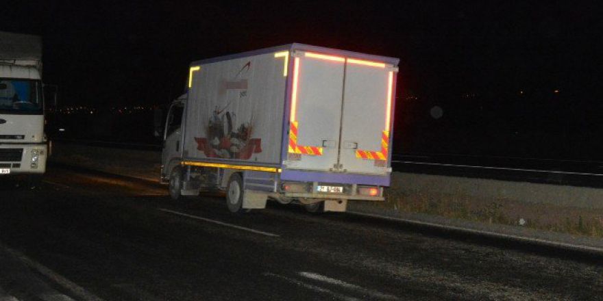 Teröristler, Karakolun Önüne Bomba Yüklü Kamyonet Bıraktı