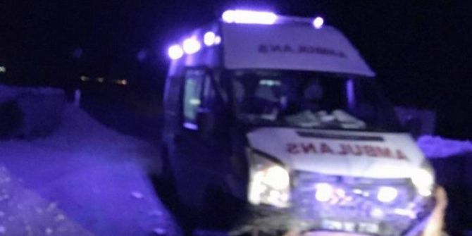 Ambulans Kaza Yaptı, 3 Sağlık Görevlisi Yaralandı