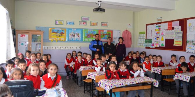 Toplum Destekli Polisler Öğrencilere Trafik Güvenliğini Anlattı