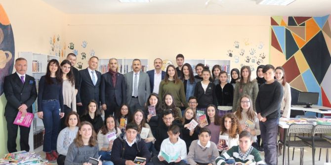 Üniversite Öğrencilerinden Okul Kütüphanesi