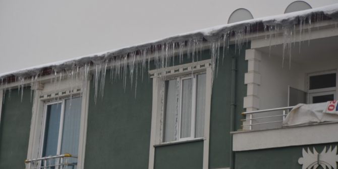 Iğdır Belediyesi Buz Sarkıtlarını Temizliyor