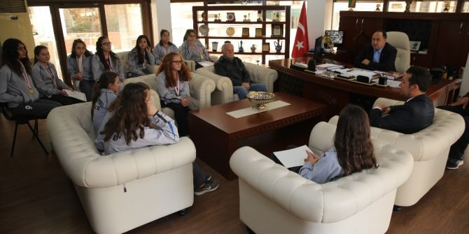 Finike’nin Prensesleri Başkan Sarıoğlu’nu Ziyaret Etti