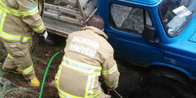 Trafik Kazasında Sıkışan İneği İtfaiye Kurtardı