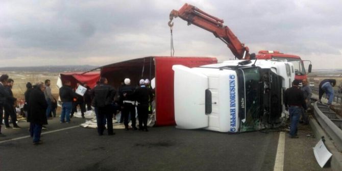 Kulu’da Tır Devrildi: 1 Yaralı