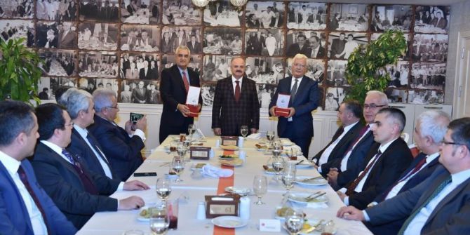 Vali Çakacak, Emekliye Ayrılan Vali Yardımcıları Onuruna Yemek Verdi