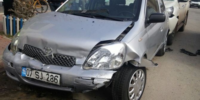 Antalya’da Otomobil Park Halindeki Araçlara Çarptı