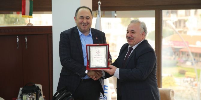 Başkan Sarıoğlu’na Teşekkür Plaketi