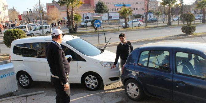 Kaldırım Önünde Yayaların Geçişine Engel Olan Araçlara Ceza Yazıldı