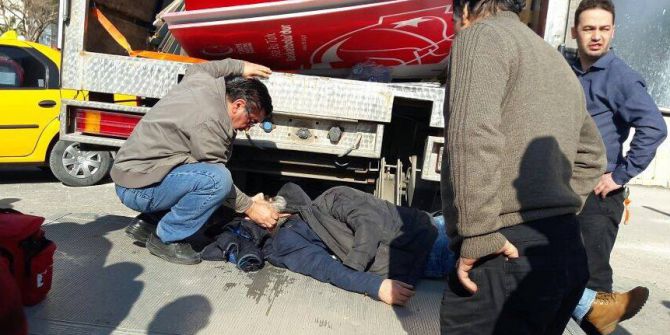 Kamyondan İndirmek İstediği Malzemelerin Altında Kaldı