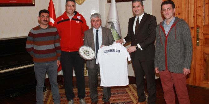 Genç Kafkars Spor Başkanı Bayramoğlu’ndan Vali Doğan’a Forma
