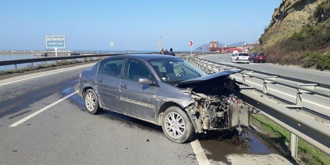 Bariyerlere Çarpan Otomobil Hurdaya Döndü