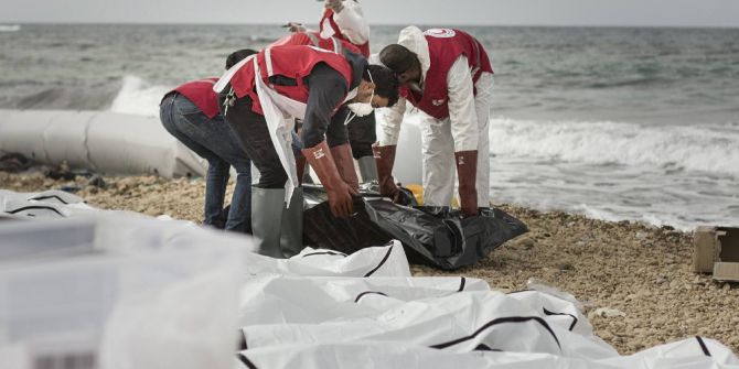 Akdeniz’de Alabora Olan Tekneden 74 Göçmenin Cesedi Libya Sahillerine Vurdu