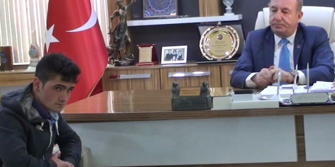 İntihar Girişimde Bulunan Genci Belediye Başkanı İkna Etti