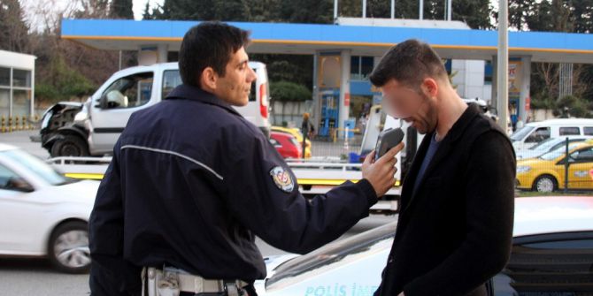 Alkollü Sürücü Refüje Çıktı, “Araç Sıkıştırdı, Sıkıntı Yok” Dedi