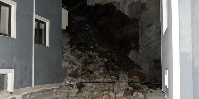 İstinat Duvarı Binanın Üzerine Yıkıldı