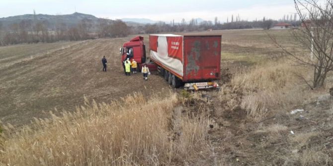 Karşı Şeride Geçen Tır Tarlaya Uçtu : 2 Yaralı