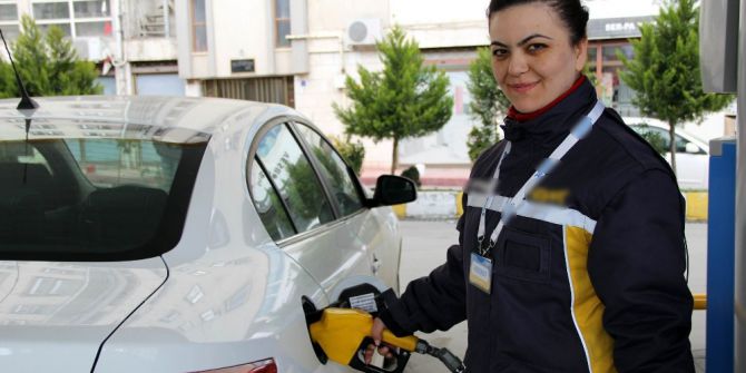 Akaryakıt İstasyonunda Kadın Pompacı