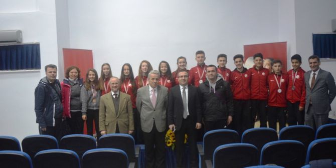 Kros Dalında Başarılı Öğrenciler Sevinçlerini Kaymakam Arslan İle Paylaştı