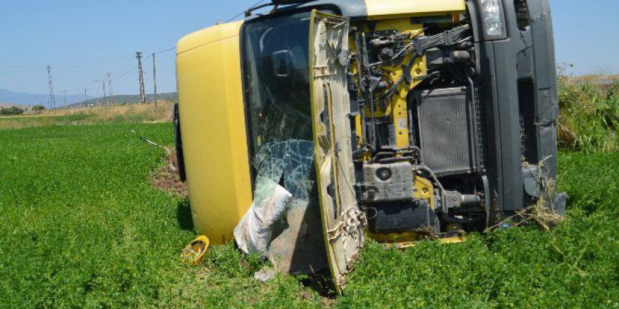 Aliağa’da Tır Devrildi, Sürücü Yaralı Kurtuldu