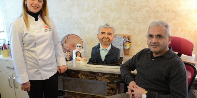 Şeker Hamurundan Babasının Büstünü Yaptı