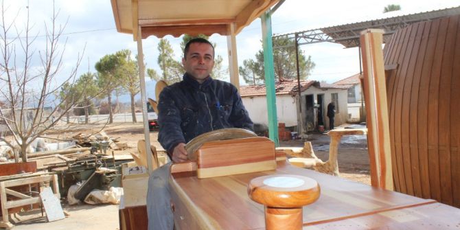 Ahşaptan Traktör Büyük İlgi Görüyor