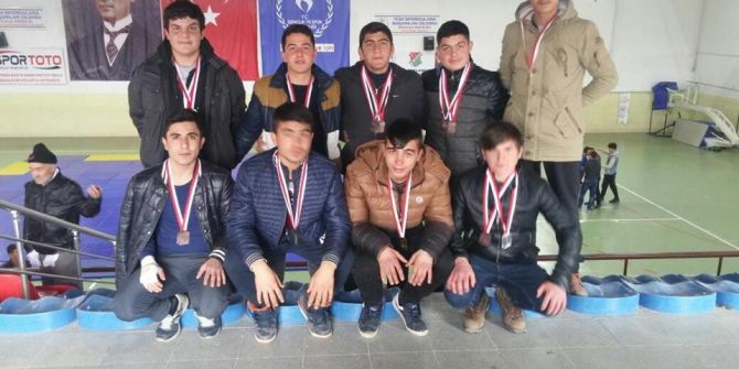 Meslek Lisesi Güreş Müsabakalarında 3 Altın, 3 Gümüş, 6 Bronz Madalya Kazandı