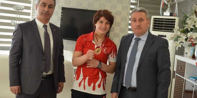 Taşkesenligil Şampiyon Judocuyu Altınla Ödüllendirdi