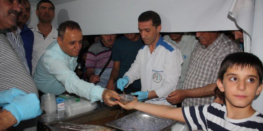 Selahattin Eyyubi Devlet Hastanesi’nden 4 Bin Kişiye Helva Ve Su İkramı