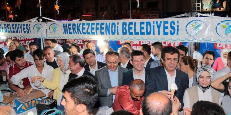 Demokrasi Nöbetindeki Vatandaşlara Bakan Zeybekci’den Dondurma İkramı